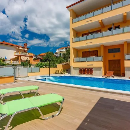 Apartman In Mit Gemeinsamem Grill Novi Vinodolski